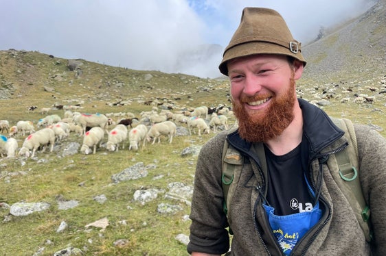 Hirte Manuel Götsch hat die Sommermonate in der Schäferhütte auf der Niedertalalm im Ötztal verbracht: Durch den Struktur- und Klimawandel ergeben sich viele neue Herausforderungen für die Wanderweidewirtschaft. (Foto: LPA/Gnews)