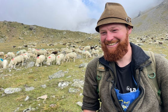 Hirte Manuel Götsch hat die Sommermonate in der Schäferhütte auf der Niedertalalm im Ötztal verbracht: Durch den Struktur- und Klimawandel ergeben sich viele neue Herausforderungen für die Wanderweidewirtschaft. (Foto: LPA/Gnews)