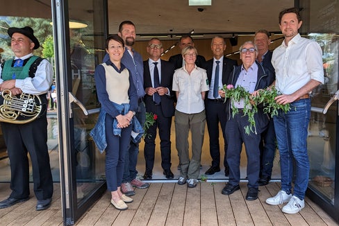 Nel nuovo Centro visite del Parco naturale Gruppo di Tessa (da destra): il sindaco Zeno Christanell, l'ex sindaco Heidegger (dietro), l'ex sindaco Weiss, l'assessore provinciale Peter Brunner, la responsabile del Centro visite Annamaria Gapp, l'ex assessore provinciale Richard Theiner (nascosto), l'assessore provinciale Christian Bianchi, Michael Ganthaler e la direttrice di Ripartizione Virna Bussadori. (Foto: ASP/Vera Brunetti)