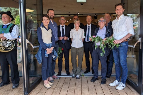 Freuen sich über das neue Naturparkhaus (v.r.): Bürgermeister Zeno Christanell, Altbürgermeister Heidegger (hinten), Altbürgermeister Weiss, Landesrat Peter Brunner, Naturparkhausleiterin Annamaria Gapp, Altlandesrat Richard Theiner (verdeckt), Landesrat Christian Bianchi, Michael Ganthaler und Abteilungsdirektorin Virna Bussadori. (Foto: LPA/Vera Brunetti)