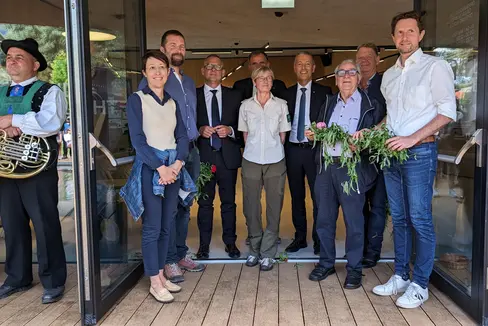 Freuen sich über das neue Naturparkhaus (v.r.): Bürgermeister Zeno Christanell, Altbürgermeister Heidegger (hinten), Altbürgermeister Weiss, Landesrat Peter Brunner, Naturparkhausleiterin Annamaria Gapp, Altlandesrat Richard Theiner (verdeckt), Landesrat Christian Bianchi, Michael Ganthaler und Abteilungsdirektorin Virna Bussadori. (Foto: LPA/Vera Brunetti)