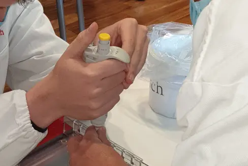 Im Rahmen der Projektwoche Rendezvous mit dem Traumberuf könnte Oberschüler und Oberschülerinnen unter Forschungs- und Sanitätsberufe aus der Nähe kennenlernen. (Foto: LPA/Pädagogische Abteilung)