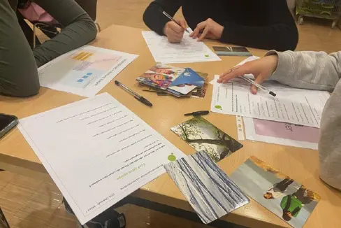 Um die Entscheidung über den weiteren Bildungsweg ihrer Kinder nach dem Abschluss der Mittelschule zu erleichtern, werden Informationsabende für Eltern mit Migrationshintergrund organisiert. (Foto: LPA/Amt für Ausbildungs- und Berufsberatung)