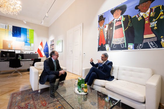 Il presidente Kompatscher (a destra) ha sottolineato sia al presidente federale, Van der Bellen, che al ministro degli esteri Schallenberg (a sinistra) quanto sia importante per l'Alto Adige trovare una maggioranza di Giunta stabile e un ampio consenso politico (Foto: Michael Gruber)