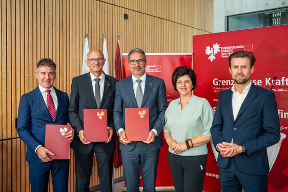 L'Euregio ribadisce il proprio sostegno al Tour of the Alps (da sinistra): il presidente di Euregio Connect Paolo Pozzi, il presidente dell'Euregio e capitano del Tirolo Anton Mattle, il presidente Arno Kompatscher (Provincia autonoma di Bolzano), l'amministratrice delegata di Tirol-Werbung Karin Seiler e il responsabile marketing di IDM Wolfgang Töchterle. (Foto: Land Tirol/Fitsch)