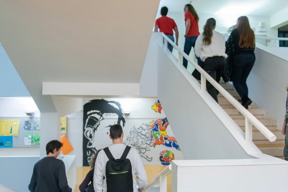 Lehrpersonen und Fachleute sprechen im NOI Techpark über schulische Orientierung als Bestandteil des Unterrichts. (Foto: LPA/Claudia Corrent)