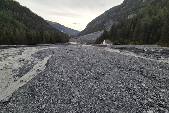 Situazione dopo la colata di fango nel Rio di Plaies e nel Rio Vedretta del Circo a Trafoi il 21 agosto; sulla destra, il santuario delle Tre Fontane Sacre. (Foto: USP/Ufficio Sistemazione bacini montani ovest dell'Agenzia per la Protezione civile)