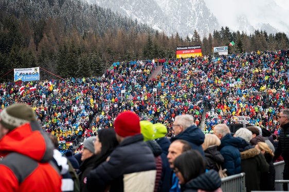Die Südtirol Arena wird vom 8. bis 22. Februar olympische Bewerbe beheimaten. Den Zuschauerinnen und Zuschauern wird die Anreise mit den öffentlichen Verkehrsmitteln und/oder den kostenlosen Shuttlebussen empfohlen. (Foto: LPA/Fabio Brucculeri)
