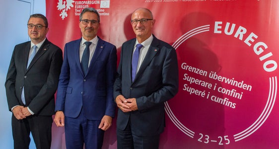 Grenzen überwinden ist das Motto der Südtiroler Euregio-Präsidentschaft ab Oktober 2023. Die drei Landeshauptleute stellten die Ziele bis 2025 vor: (v.l.) der amtierende Euregio-Präsident Maurizio Fugatti (Trentino), der künftige Präsident Arno Kompatscher (Südtirol) und Anton Mattle (Tirol). (Foto: LPA/Fabio Brucculeri)