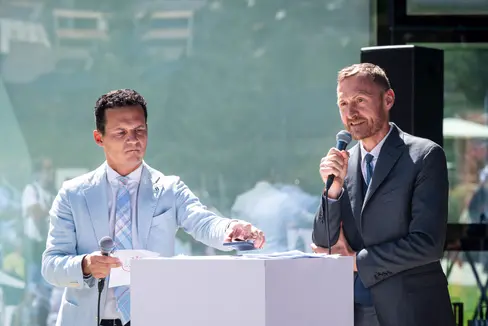 “Per una lingua minoritaria come il ladino è fondamentale sfruttare in modo coerente le opportunità offerte dalla digitalizzazione. Gli strumenti digitali – ad esempio nel campo della traduzione automatica o dell’elaborazione del linguaggio – contribuiscono a facilitare l’uso del ladino nella vita quotidiana e a rafforzarne in modo sostenibile la presenza nello spazio digitale”, ha sottolineato il direttore della Ripartizione Amministrazione scuola e cultura ladina Mathias Stuflesser (nella foto, accanto a lui, il direttore di Dipartimento André Comploi). Foto: (USP/Fabio Brucculeri)