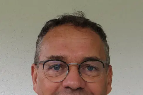 Le diretur dla Direziun raionala de scora Ladina d’Al Plan de Mareo, Heinrich Videsott, é l’Intendënt scolastich nü y le nü Diretur provinzial por les scolines y scores ladines. (Foto: USP/Repartiziun Aministraziun dla scora y cultura ladina)