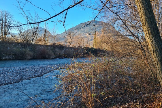 Durch die Arbeiten der Wildbachverbauung in der Falschauer in Lana wird die Struktur des Bachbettes aufgewertet und die negativen Einflüsse des Schwallbetriebes durch das Kraftwerk Lana werden abgemildert. (Foto: LPA/Landesamt für Wildbach- und Lawinenverbauung Süd)