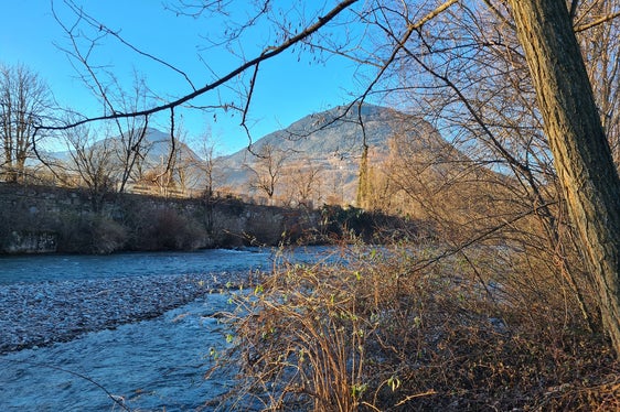 Durch die Arbeiten der Wildbachverbauung in der Falschauer in Lana wird die Struktur des Bachbettes aufgewertet und die negativen Einflüsse des Schwallbetriebes durch das Kraftwerk Lana werden abgemildert. (Foto: LPA/Landesamt für Wildbach- und Lawinenverbauung Süd)