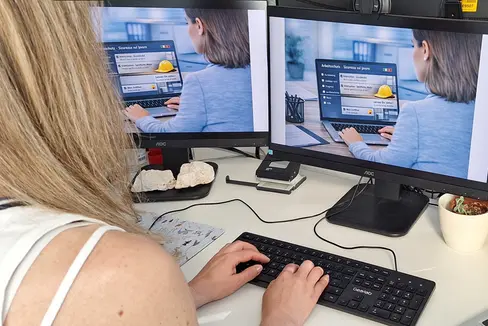 La formazione continua in materia di sicurezza sul lavoro è fondamentale per tutti i dipendenti e le dipendenti. Indipendentemente dalla categoria di rischio a cui è assegnata l'attività, i corsi possono essere frequentati online. (Foto: USP/Servizio di prevenzione e protezione)