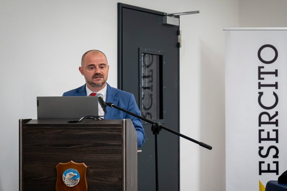 Il direttore del Dipartimento Opere pubbliche, Valorizzazione del patrimonio, Libro fondiario e Catasto della Provincia, Daniel Bedin, presenta gli interventi effettuati alla Caserma Lugramani. (Foto: USP/Fabio Brucculeri)