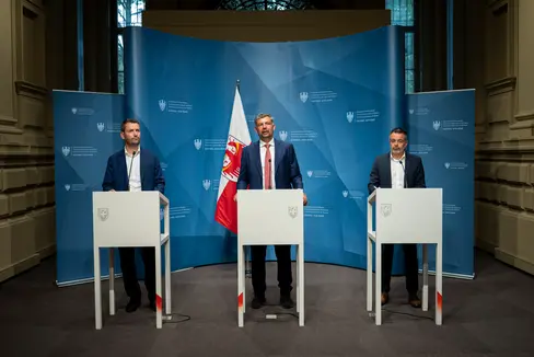 Nach der Sitzung der Landesregierung am 7. August hat der Landesrat für Infrastrukturen und Mobilität Daniel Alfreider (Bildmitte) gemeinsam mit dem Generaldirektor der STA, Joachim Dejaco (rechts) und Ressortdirektor Martin Vallazza, bei einer Pressekonferenz das Jahresprogramm der STA präsentiert. (Foto: LPA/Fabio Brucculeri)