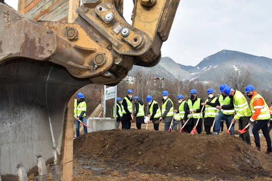 La costruzione della tangenziale di Varna è iniziata oggi con la cerimonia di inaugurazione. L'infrastruttura dovrebbe alleggerire il traffico cittadino e migliorare la mobilità nella Valle Isarco (Foto: ASP/Angelika Schrott)