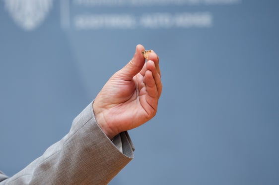 In segno di riconoscimento, pensionati e pensionate hanno ricevuto un attestato, una spilla d’oro con lo stemma della Provincia (nella foto) e un abbonamento annuale ai Musei provinciali e ai giardini di Castel Trauttmansdorff. (Foto: USP/Bernhard Aichner)
