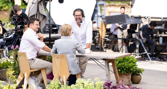 Riprese di 2 in Tirol: (da sinistra) la coppia di conduttori Sigi Fink e Kristina Sprenger a colloquio con il regista Titus Hollweg (Foto: ORF)