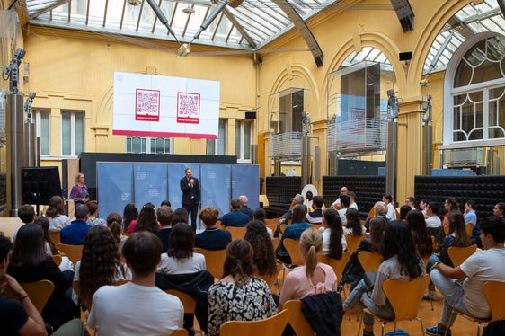 Wir möchten euch alle wiedersehen, sagte Landeshauptmann Kompatscher und wünschte sich, dass viele Praktikantinnen und Praktikanten irgendwann in der Landesverwaltung arbeiten. (Foto: LPA/Fabio Brucculeri)