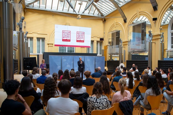 Wir möchten euch alle wiedersehen, sagte Landeshauptmann Kompatscher und wünschte sich, dass viele Praktikantinnen und Praktikanten irgendwann in der Landesverwaltung arbeiten. (Foto: LPA/Fabio Brucculeri)