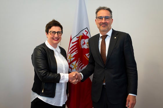 La stretta di mano tra la presidente del Comitato provinciale per le comunicazioni, Judith Gögele, e il presidente della Provincia autonoma di Bolzano, Arno Kompatscher. (Foto: ASP/Fabio Brucculeri)