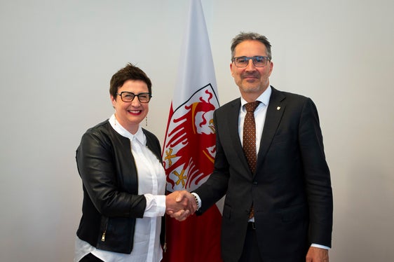 La stretta di mano tra la presidente del Comitato provinciale per le comunicazioni, Judith Gögele, e il presidente della Provincia autonoma di Bolzano, Arno Kompatscher. (Foto: ASP/Fabio Brucculeri)