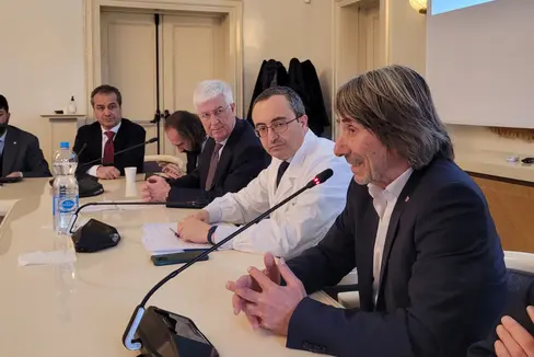 Lorenzo Cecchi, Direktor des Sitzes Rom der Cattolica, Antonio Gasparini, Leiter des IRCCS, Paolo Nusiner, Generaldirektor der Cattolica, Alessandro Gambato, Dekan der Medizinfakultät und Gesundheitslandesrat Hubert Messner in Rom bei den Gesprächen zum Ausbau der Zusammenarbeit für die Ausbildung der Medizinerinnen und Mediziner in Südtirol. (Foto: LPA/Michael Mayr)