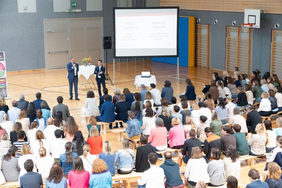 In occasione del tradizionale incontro annuale Di dla scola ladina, tenutosi a La Ila/La Villa il 29 agosto, gli insegnanti e il personale educativo di tutte le scuole ladine, dalle scuole dell'infanzia alle superiori, hanno dialogato e scambiato esperienze. (Foto: USP/Area pedagogica/Bruno Ferdigg)