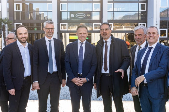 Foto della prima visita in Alto Adige in qualità di Ministro dell'Agricoltura: il Ministro Lollobrigida (terzo da sinistra) con - da sinistra a destra - l'assessore provinciale Achammer, Armin Hilpold (presidente di Fiera Bolzano), il presidente della Provincia Kompatscher, l'assessore provinciale Schuler e l'onorevole Alessandro Urzì. (Foto: Fiera Bolzano/Marco Parisi)