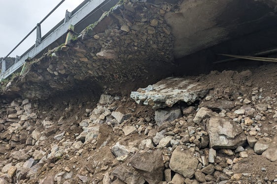 Die Geologen des Landesamtes für Geologie und Baustoffprüfung waren gestern landesweit im Einsatz, das Bild entstand bei der Hangrutschung an der Ackpfeifstraße in Niederlana (Foto: LPA/Landesamt für Geologie und Baustoffprüfung)