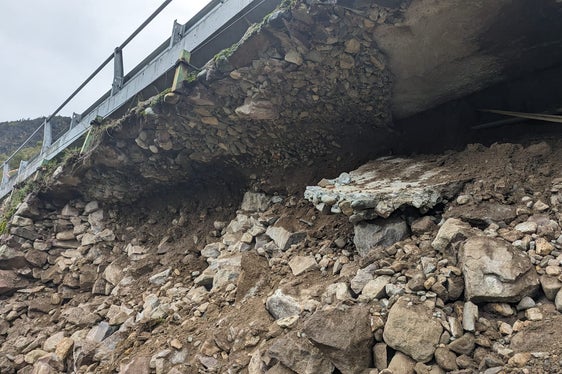 Die Geologen des Landesamtes für Geologie und Baustoffprüfung waren gestern landesweit im Einsatz, das Bild entstand bei der Hangrutschung an der Ackpfeifstraße in Niederlana (Foto: LPA/Landesamt für Geologie und Baustoffprüfung)