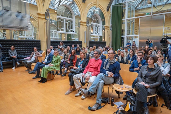 All’evento, tenutosi nel cortile interno di Palazzo Widmann, hanno partecipato numerosi collaboratori della Ripartizione Europa, rappresentanti delle organizzazioni educative e gli stessi promotori del progetto. (Foto: USP/Greta Stuefer)