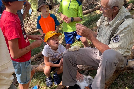Gilbert Holzmann, langjähriger Wanderleiter im Naturpark Rieserferner-Ahrn, gibt sein Wissen gerne an die Jugend weiter. (Foto: Landesamt für Natur/Annamaria Gapp)