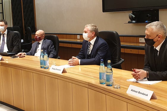 La delegazione russa guidata dal ministro del Governo di Mosca Sergey Cheremin (2° da dx), composta dal viceministro del Governo di Mosca Aleksei Bondaruk (1° da dx), dal presidente della Camera di Commercio e dell'Industria di Mosca Vladimir Platonov e dal suo collaboratore Konstantin Krochin (2° e 1° da sx). (Foto: ASP/Anna Pitarelli)