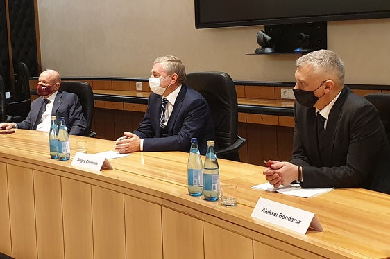 Die russische Delegation unter der Leitung von Minister Cheremin (2.v.r.) mit Vizeminister Aleksei Bondaruk (1.v.r.), dem Präsidenten der Handels- und Industriekammer Moskau Vladimir Platonov und Mitarbeiter Konstantin Krochin (2.und 1. v.l.). (Foto: LPA/Anna Pitarelli)