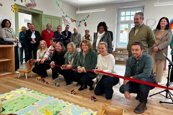 Volti raggianti all'inaugurazione della microstruttura per l'infanzia di Foresta/Lagundo il 4 ottobre. (Foto: privato)