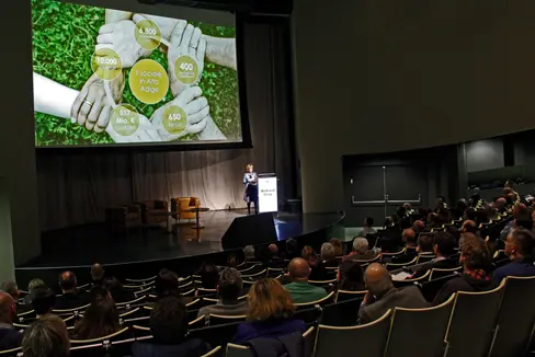 Il nuovo Piano sociale provinciale è stato sviluppato in un processo partecipativo (nella foto: l'assessora provinciale Waltraud Deeg all'evento di avvio del gennaio 2020), e ora la bozza è stata approvata dalla Consulta per il sociale (Foto: LPA)