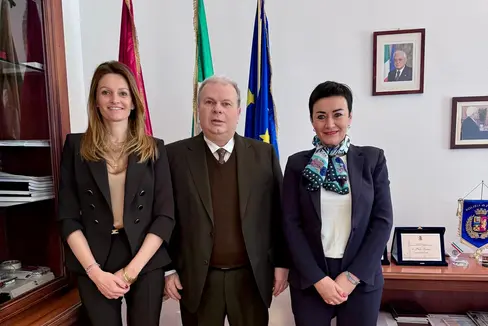 Maggiore sicurezza nei complessi residenziali, controlli più severi e interventi più celeri. Questi i punti principali che l’assessora Ulli Mair (nella foto la prima da destra) e la presidente dell'Ipes Francesca Tosolini hanno concordato con il questore di Bolzano Paolo Sartori. (Foto: ASP)