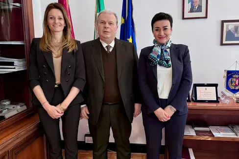 Maggiore sicurezza nei complessi residenziali, controlli più severi e interventi più celeri. Questi i punti principali che l’assessora Ulli Mair (nella foto la prima da destra) e la presidente dell'Ipes Francesca Tosolini hanno concordato con il questore di Bolzano Paolo Sartori. (Foto: ASP)