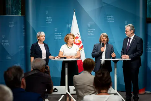 Gemeinsamer Einsatz um dem demografischen Wandel zu begegnen: (v.l.) Ressortdirektorin Michela Morandini, Landesrätin Rosmarie Pamer, Landesrat Hubert Messner, Ressortdirektor Michael Mayr. (Foto: LPA/Fabio Brucculeri)
