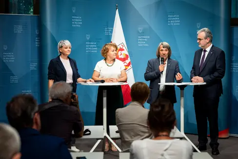 Gemeinsamer Einsatz um dem demografischen Wandel zu begegnen: (v.l.) Ressortdirektorin Michela Morandini, Landesrätin Rosmarie Pamer, Landesrat Hubert Messner, Ressortdirektor Michael Mayr. (Foto: LPA/Fabio Brucculeri)