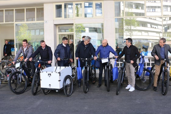 Feierstunde und Probefahrt zur Inbetriebnahme des neuen Fahrradknotenpunkts am Verdiplatz in Bozen mit Massimiliano Valle, Luis Walcher, Landesrat Daniel Alfreider, Luigi Scolari, Mauro Fattor, Joachim Dejaco und Martin Fill. (Foto: LPA/Patrick Thaler)