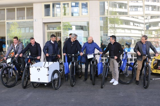 Cerimonia e giro di prova durante l'odierna inaugurazione della stazione per biciclette di Bolzano. Nella foto (da sinistra) Massimiliano Valle, Luis Walcher, Daniel Alfreider, Luigi Scolari, Mauro Fattor, Joachim Dejaco e Martin Fill. (Foto: ASP/Patrick Thaler)