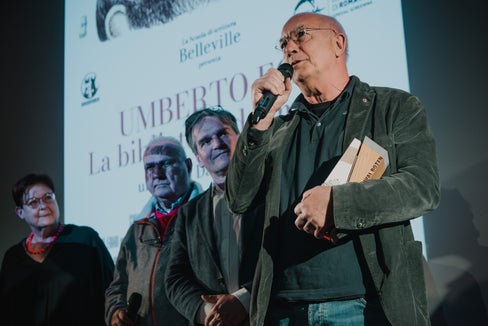 Regisseur Davide Ferrario (r.) erhielt den Dolomiten Unesco Welterbe-Spezialpreis 2023 im Rahmen des Bozner Filmfestivals. (Foto: LPA/ Daniele Fiorentino)
