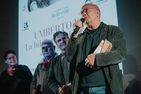 Regisseur Davide Ferrario (r.) erhielt den Dolomiten Unesco Welterbe-Spezialpreis 2023 im Rahmen des Bozner Filmfestivals. (Foto: LPA/ Daniele Fiorentino)