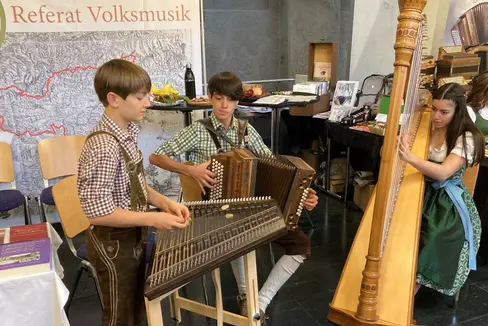 Die Tuftwegmusi (Hannes, Lukas und Lea Niederfriniger) hat neben ihren Auftritten beim Wettbewerb und in Innsbrucks Innenstadt auch Zeit gefunden, am Infostand des Referates Volksmusik aufzuspielen. (Foto: Referat Volksmusik)