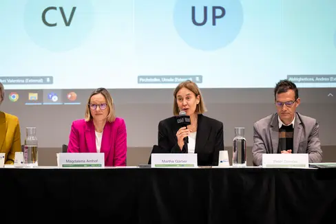 Il programma 2021-2027 del Fondo Europeo di Sviluppo Regionale (FESR) è in piena fase di attuazione. Il 9 aprile il comitato di sorveglianza ha fatto il punto dei risultati raggiunti. Nella foto (da sinistra) la coordinatrice FESR Kathrin Oberrauch, l'assessora all'Europa Magdalena Amhof, la direttrice della Ripartizione Europa Martha Gärber e il direttore dell'Ufficio per l'integrazione europea Peter Paul Gamper. (Foto: USP/Fabio Brucculeri)