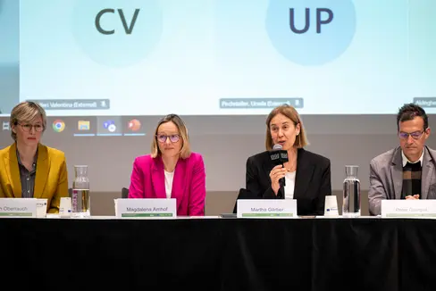 Mitten in der Umsetzung befindet sich das Programm 2021 bis 2027 des Europäischen Fonds für regionale Entwicklung (EFRE). Am 9. April wurde im Rahmen des Begleitausschusses Bilanz gezogen. Im Bild (von links): EFRE-Programm-Koordinatorin Kathrin Oberrauch, Europalandesrätin Magdalena Amhof, Europa-Abteilungsdirektorin Martha Gärber und der stellvertretende Abteilungsleiter sowie Direktor des Amtes für europäische Integration Peter Paul Gamper. (Foto: LPA/Fabio Brucculeri)