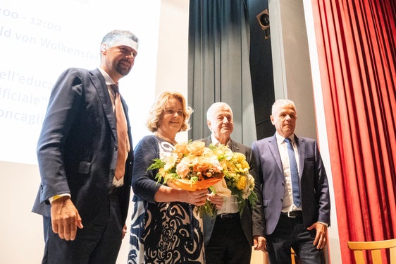 Assessur Daniel Alfreider, l’Intendënta ales scores ladines Edith Ploner, ex-assessur Florian Mussner y Albert Videsott, Ispetur por les scores ladines. (foto: USP/Intendënza y Cultura ladina)